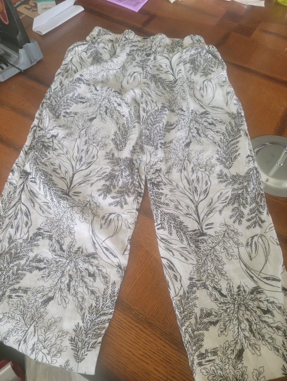 Womens Black & White Botanical Print Wide Leg Cropped Pants